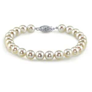 Pearl bracelet with a silver clasp.